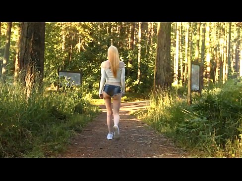 ❤️ Schöne Frau bewegt sich langsam, nicht nackt Video Porno bei de.hentaisea-com.ru ️❤