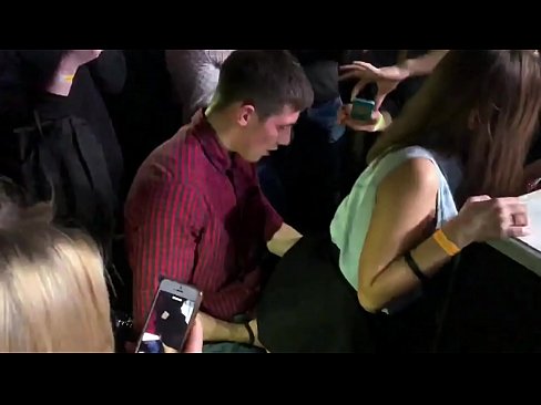 ❤️ Echter Sex in einem russischen Nachtclub. 18-jährige russische Mädchen in den Anus und Vagina gefickt in einem Nachtclub Porno bei de.hentaisea-com.ru ️❤
